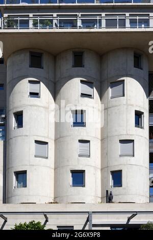 Unregelmäßige Fenstermuster von umgebautem Silo oder Gebäude Umwandlung von industriellem Betonsilo in Luxus-Apartments Aix-en-Provence Frankreich Stockfoto