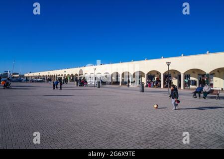 OSTIA, ROM, ITALIEN - JANUAR 10 2020: Der moderne Touristenhafen von Rom ist ein Touristenhafen, der sich entlang der Küste von Lido di Ostia entwickelt. Stockfoto