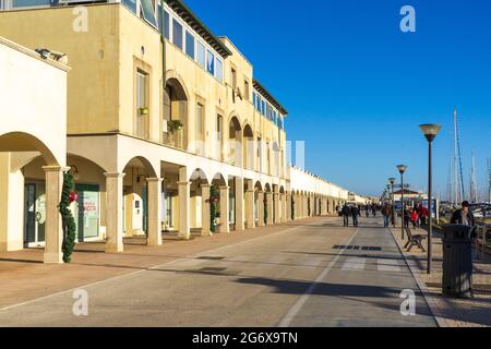 OSTIA, ROM, ITALIEN - JANUAR 10 2020: Der moderne Touristenhafen von Rom ist ein Touristenhafen, der sich entlang der Küste von Lido di Ostia entwickelt. Stockfoto