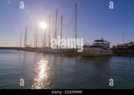 OSTIA, ROM, ITALIEN - 10 2020. JANUAR: Eine Reihe von Booten im modernen Touristenhafen von Rom im Hintergrund Stockfoto