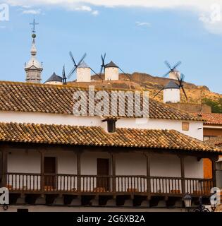 Consuegra, Provinz Toledo, Castilla-La Mancha, Spanien. Windmühlen vom Hauptplatz aus gesehen, Plaza de Espana. Das Gebäude ist als Los Corredores bekannt Stockfoto