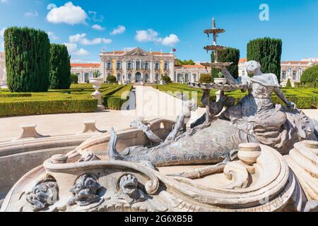 Queluz-Palast, Gemeinde Sintra, Portugal. Die Fassade Des Cermonial. Der Bau des Palastes begann 1747 unter der Aufsicht des portugiesischen Arc Stockfoto