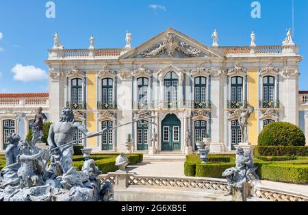 Queluz-Palast, Gemeinde Sintra, Portugal. Die Fassade Des Cermonial. Der Bau des Palastes begann 1747 unter der Aufsicht des portugiesischen Arc Stockfoto