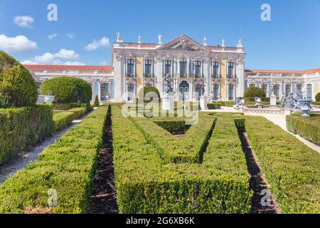 Queluz-Palast, Gemeinde Sintra, Portugal. Die Fassade Des Cermonial. Der Bau des Palastes begann 1747 unter der Aufsicht des portugiesischen Arc Stockfoto