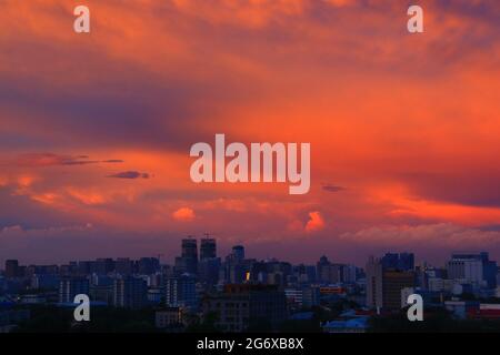 Peking, Peking, China. Juli 2021. Am 8. Juli 2021 wurden viele Gebiete Pekings von Gewittern getroffen. Nach dem Regen erschien ein Regenbogen am Himmel von Peking, und der wunderschöne Schein des Sonnenuntergangs spiegelte die Hälfte des Himmels wider, wie lebendige Ölgemälde, die die Menschen berauschten. Quelle: SIPA Asia/ZUMA Wire/Alamy Live News Stockfoto