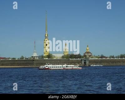 Peter und Paul Festung auf dem Fluss Neva, St. Petersburg, Russland Landschaft während des sonnigen Tages aufgenommen Stockfoto