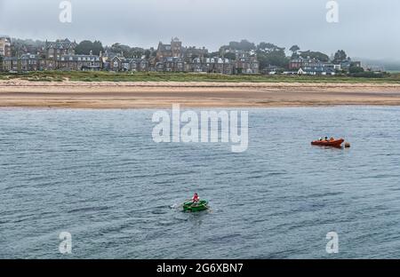 North Berwick, East Lothian, Schottland, Großbritannien. Juli 2021. UK Wetter: Neblig am Meer: Die Küstenstadt ist von haar oder Meeresnebel umgeben, mit wenigen Besuchern am Strand. Es ist warm und schwül. Im Bild: Weststrand durch den Nebel Stockfoto