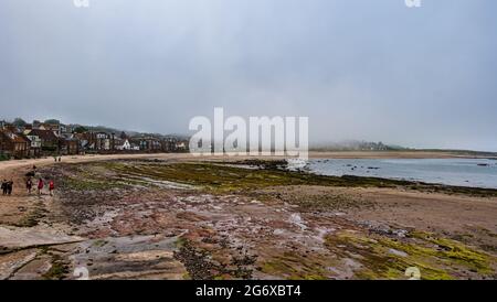 North Berwick, East Lothian, Schottland, Großbritannien. Juli 2021. UK Wetter: Neblig am Meer: Die Küstenstadt ist von haar oder Meeresnebel umgeben, mit wenigen Besuchern am Strand. Es ist warm und schwül. Im Bild: Weststrand durch den Nebel Stockfoto