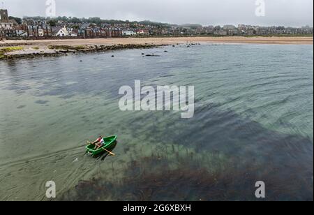 North Berwick, East Lothian, Schottland, Großbritannien. Juli 2021. UK Wetter: Neblig am Meer: Die Küstenstadt ist von haar oder Meeresnebel umgeben, mit wenigen Besuchern am Strand. Es ist warm und schwül. Im Bild: Weststrand durch den Nebel Stockfoto