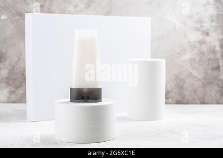 Minimaler Produktständer mit Kosmetikflasche. Kosmetikständer. Speicherplatz kopieren Stockfoto