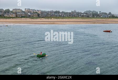 North Berwick, East Lothian, Schottland, Großbritannien. Juli 2021. UK Wetter: Neblig am Meer: Die Küstenstadt ist von haar oder Meeresnebel umgeben, mit wenigen Besuchern am Strand. Es ist warm und schwül. Im Bild: Weststrand durch den Nebel Stockfoto