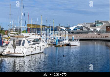 Hull Waterside und Marina für Vergnügungsboote und Yachten. Eröffnet im Jahr 1983. Die neue kurvenreiche Fußgängerbrücke ist die Princes Quay Bridge. Stockfoto