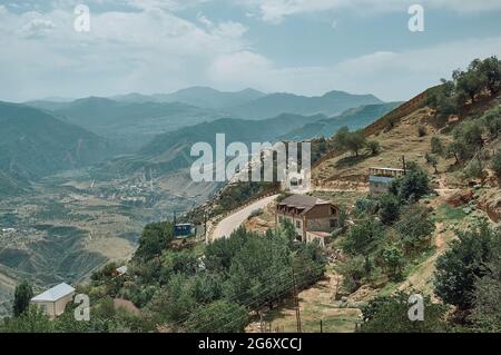 Dorf Gunib, ländliche Ortschaft und Verwaltungszentrum des Distrikts Ghunib der Republik Daghestan. Stockfoto