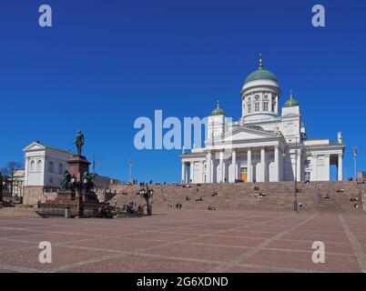 St. Nikolaus-Kathedrale und Denkmal von Alexander II. Auf dem Senatplatz Senaatintori in Helsinki, Finnland beiläufige Menschen auf dem Vorplatz Stockfoto