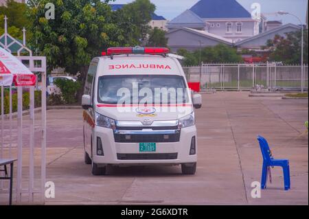 Phnom Penh, Kambodscha. 9. Juli 2021. Seit 4 Monaten kämpft Phnom Penh mit einem COVID-Anstieg von 19. An einer Massenteststelle lassen 2 EMTs/Ärzte in voller PSA einen Coronavirus-positiven Patienten in einem Krankenwagen zurück. Quelle: Kraig lieb / Alamy Live News Stockfoto