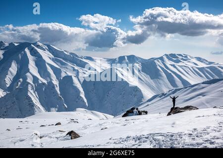 Wintersaison, Gulmarg ist eine Stadt, eine Bergstation, ein beliebtes Touristenskiziel, Kashmir, Indien Stockfoto