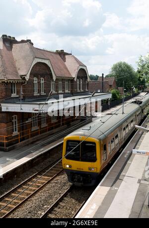 Ein elektrischer Zug der West Midlands Railway der Klasse 323 am Bahnhof Shenstone, Staffordshire, England, Großbritannien Stockfoto