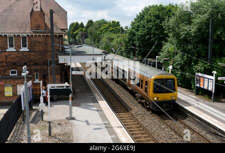 Ein elektrischer Zug der West Midlands Railway der Klasse 323 am Bahnhof Shenstone, Staffordshire, England, Großbritannien Stockfoto