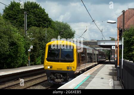 Ein elektrischer Zug der West Midlands Railway der Klasse 323 am Bahnhof Shenstone, Staffordshire, England, Großbritannien Stockfoto