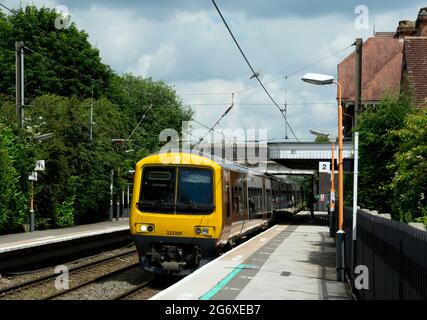 Ein elektrischer Zug der West Midlands Railway der Klasse 323 am Bahnhof Shenstone, Staffordshire, England, Großbritannien Stockfoto