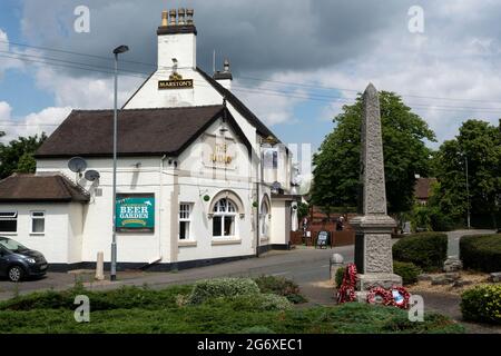 Das Dorf war Memorial und The Railway Pub, Shenstone, Staffordshire, England, Großbritannien Stockfoto