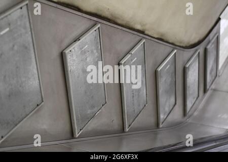 Eine Reihe leerer Werberahmen neben der Rolltreppe an einer Londoner U-Bahn-Station Stockfoto