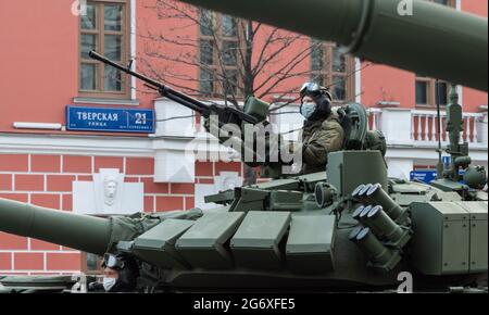 30. April 2021 Moskau, Russland. Russischer Kampfpanzer T-72B3 in der Tverskaya-Straße in Moskau. Stockfoto