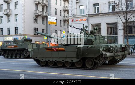 30. April 2021 Moskau, Russland. Vielversprechender russischer Panzer T-14 Armata in der Tverskaya-Straße in Moskau. Stockfoto