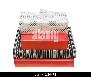 Schachteln, Geschenk stehen aufeinander. Verpackung in Erbsen und rot. Isoliert auf Weiß. Stockfoto