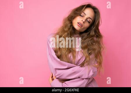 Close-up Porträt von schön aussehende attraktiv schöne liebenswerte ziemlich niedlich Winsome Wunderschöne fröhlich fröhlich fröhlich wellig-haarige blonde Frau auf Pastell isoliert Stockfoto