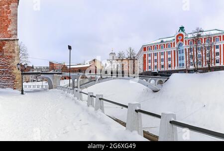 Historisches Stadtzentrum von Nischni Nowgorod in Russland. Winter. Brücke über Zelensky Abfahrt, Ausfahrt. Stockfoto