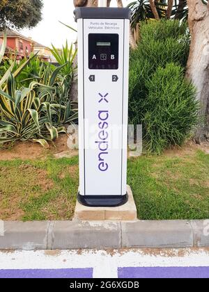 Jerez de la Frontera, Andalusien, Spanien. 7. Juli 2021. Ladestation für Elektrofahrzeuge der Firma Endesa auf der Straße. Stockfoto