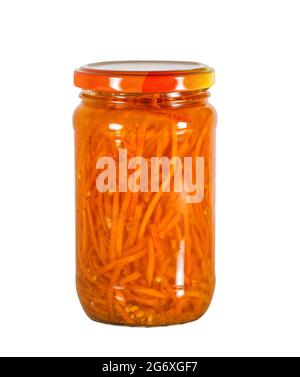 Marinierte Karotten in einem Glasgefäß, isoliert auf Weiß Stockfoto