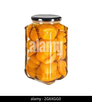 Verzinnte, marinierte Aprikosen in einem Glasgefäß, isoliert auf Weiß Stockfoto