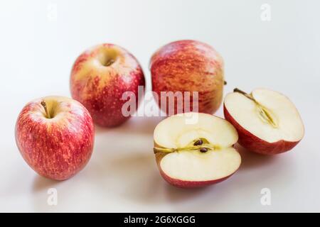 Äpfel auf grauem Hintergrund. Konzept der gesunden Ernährung und Vitamine. Flach liegend mit Kopierplatz. Horizontale Ausrichtung Stockfoto