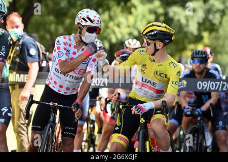 Die kolumbianische Nairo Quintana vom Team ARKEA Samsic und der Slowene Tadej Pogacar vom Team Emirates der VAE, aufgenommen zu Beginn der Etappe 13 der 108. Ausgabe Stockfoto