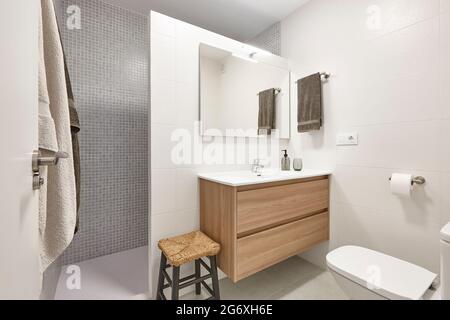 Modernes Badezimmer mit Dusche und Waschbecken in Weiß Stockfoto
