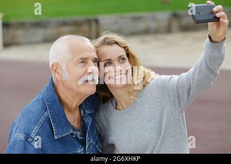Vater und Tochter machen ein Selfie-Portrait im Park Stockfoto