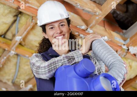 Klempner Frau Baumeister Befestigung Heizung System Rohre Stockfoto