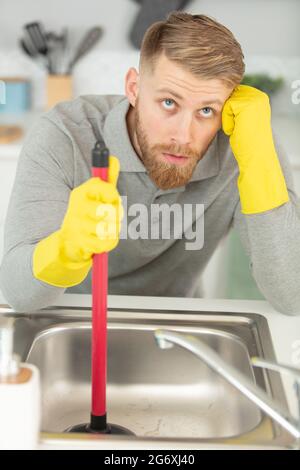 Nahaufnahme eines Klempners mit Kolben im Waschbecken Stockfoto