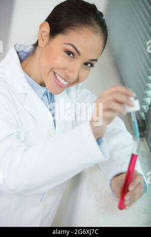 Chemikerin, die im Labor arbeitet Stockfoto