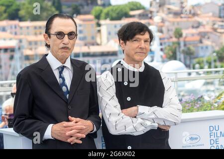 Ron (l) und Russell Mael von der Popgruppe „Sparks“ posieren die Fotoaufnahme des Films „Annette“ während des 74. Jährlichen Filmfestivals in Cannes am 06. Juli 2021 im Palais des Festivals in Cannes, Frankreich. Stockfoto