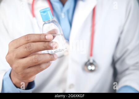 Nahaufnahme des Arztes, der das Händedesinfektionsmittel hält Stockfoto