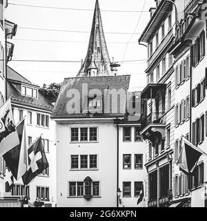 Zürich, Schweiz Blick auf historische Altstadtgebäude in der Nähe des Hauptbahnhofs Zürich HB, Hauptbahnhof, Schweizer Architektur und Reisen Stockfoto