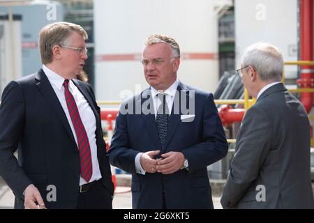 Von links nach rechts Bernd TOENJES, Tonjes, Vorsitzender der Geschäftsführung der Stiftung und Vorsitzender des Aufsichtsrats der Evonik Industries AG, Christian KULLMANN, Vorstandsvorsitzender, CEO von Evonik, Michael VASSILIADIS, Vorsitzender der IG BCE, im Gespräch während der symbolischen Inbetriebnahme der PA-12-Anlage, der weltweit größten Polyamidanlage der Evonik Industries AG im Chemiepark Marl, 8. Juli 2021, Stockfoto