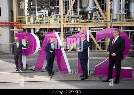 Von links nach rechts Michael VASSILIADIS, Vorsitzender der IG BCE, Armin LASCHET, CDU, Ministerpräsident von Nordrhein-Westfalen, Christian KULLMANN, Vorstandsvorsitzender, CEO, Evonik, Bernd TOENJES, Tonjes, Vorsitzender des Vorstands der Stiftung und Vorsitzender des Aufsichtsrats der Evonik Industries AG bei der symbolischen Inbetriebnahme der PA-12-Anlage, der weltweit größten Polyamidanlage der Evonik Industries AG im Chemiepark Marl, 8. Juli 2021, Stockfoto