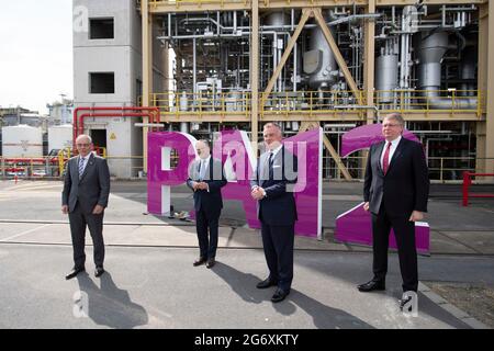 Von links nach rechts Michael VASSILIADIS, Vorsitzender der IG BCE, Armin LASCHET, CDU, Ministerpräsident von Nordrhein-Westfalen, Christian KULLMANN, Vorstandsvorsitzender, CEO, Evonik, Bernd TOENJES, Tonjes, Vorsitzender des Vorstands der Stiftung und Vorsitzender des Aufsichtsrats der Evonik Industries AG bei der symbolischen Inbetriebnahme der PA-12-Anlage, der weltweit größten Polyamidanlage der Evonik Industries AG im Chemiepark Marl, 8. Juli 2021, Stockfoto