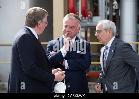 Von links nach rechts Bernd TOENJES, Tonjes, Vorsitzender der Geschäftsführung der Stiftung und Vorsitzender des Aufsichtsrats der Evonik Industries AG, Christian KULLMANN, Vorstandsvorsitzender, CEO von Evonik, Michael VASSILIADIS, Vorsitzender der IG BCE, im Gespräch während der symbolischen Inbetriebnahme der PA-12-Anlage, der weltweit größten Polyamidanlage der Evonik Industries AG im Chemiepark Marl, 8. Juli 2021, Stockfoto