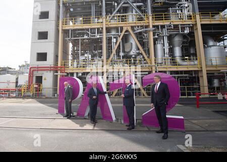 Von links nach rechts Michael VASSILIADIS, Vorsitzender der IG BCE, Armin LASCHET, CDU, Ministerpräsident von Nordrhein-Westfalen, Christian KULLMANN, Vorstandsvorsitzender, CEO, Evonik, Bernd TOENJES, Tonjes, Vorsitzender des Vorstands der Stiftung und Vorsitzender des Aufsichtsrats der Evonik Industries AG bei der symbolischen Inbetriebnahme der PA-12-Anlage, der weltweit größten Polyamidanlage der Evonik Industries AG im Chemiepark Marl, 8. Juli 2021, Stockfoto