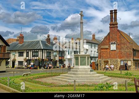 Aldburgh Stadtzentrum mit Kriegsdenkmal und Moot House, Suffolk, England. Stockfoto